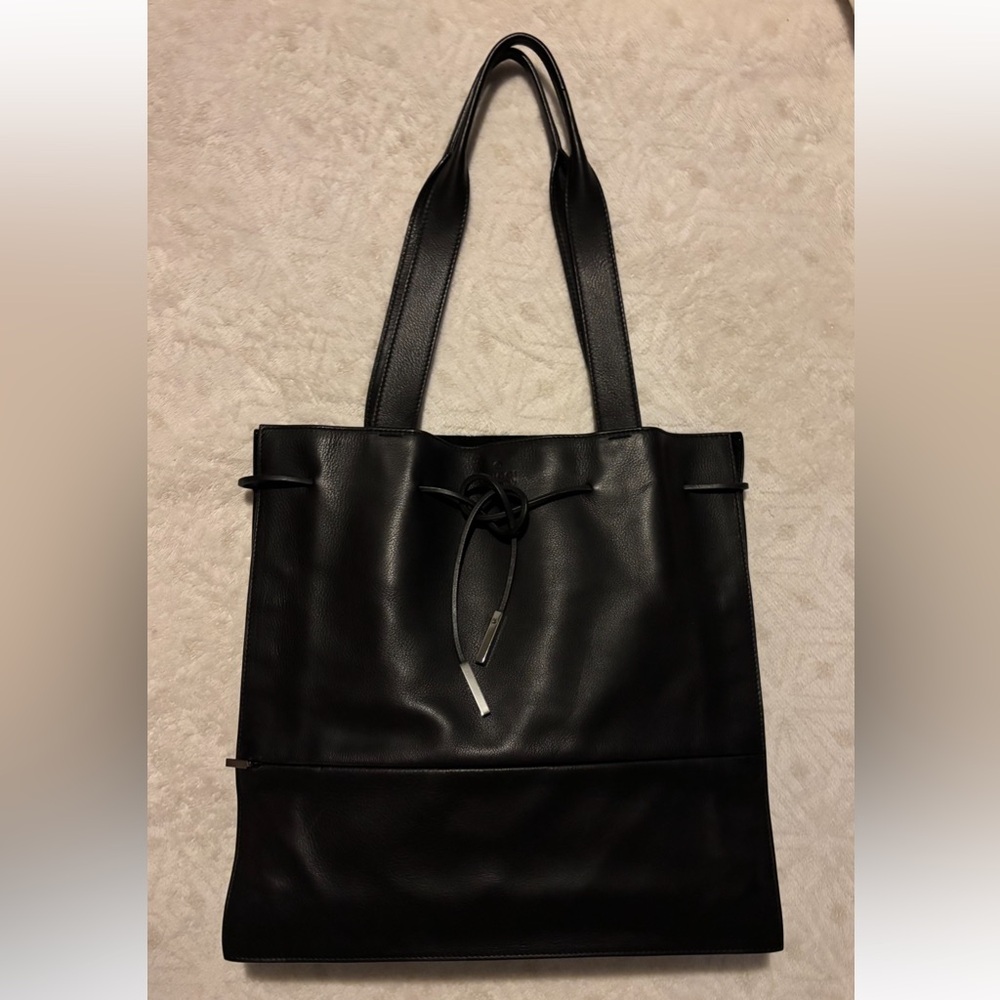 Gorgeous Gucci Black Leather Tote